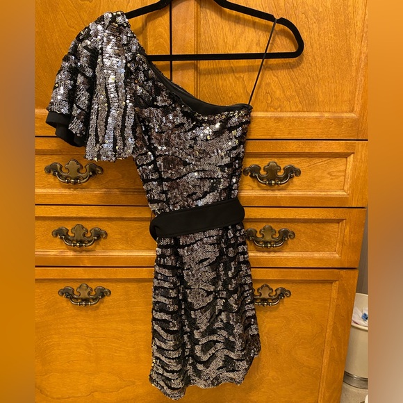 Silver off the shoulder sequins dress - Picture 2 of 5